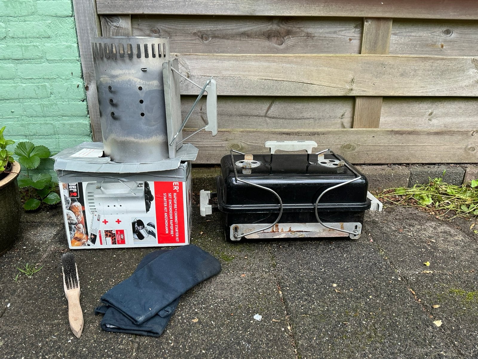Weber houtskoolbarbecue en weber briketten-starter, Ophalen, Gebruikt, Met accessoires