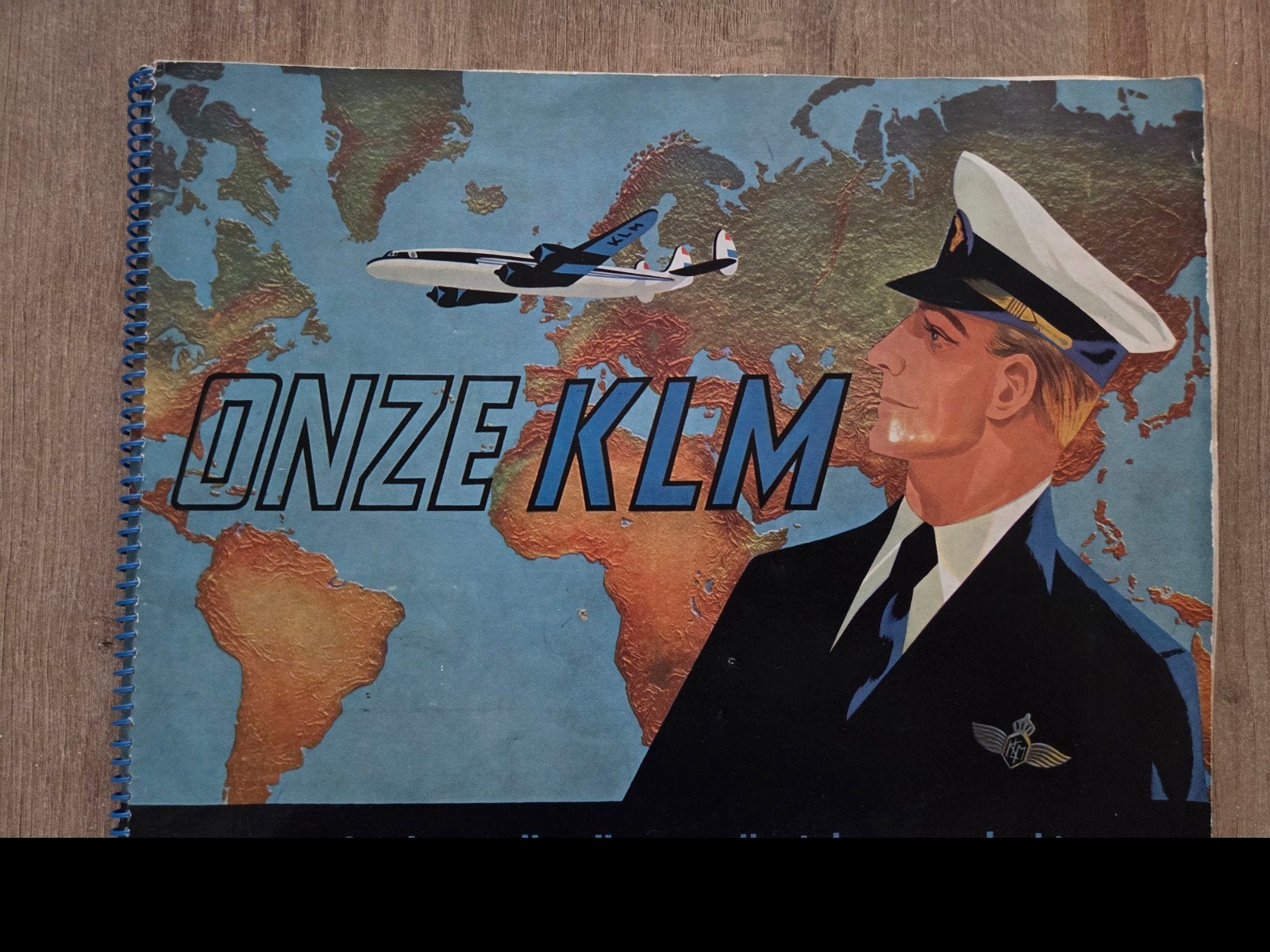 Vintage KLM Boek 'Onze KLM' met Wereldkaart en Piloot, Ophalen of Verzenden, Gebruikt, Boek of Tijdschrift