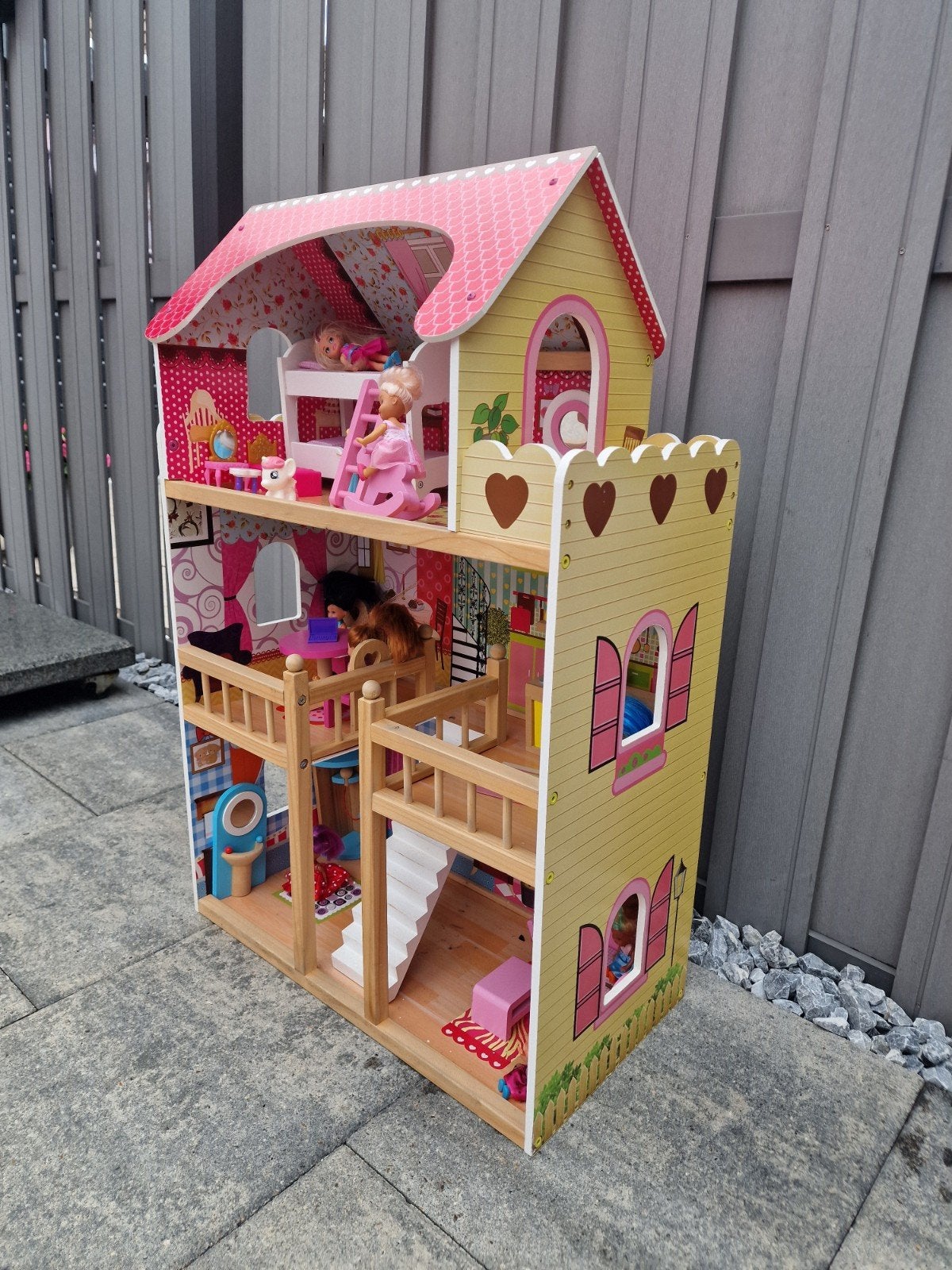 Groot houten poppenhuis met meubels en poppen, Ophalen of Verzenden, Zo goed als nieuw, Poppenhuis