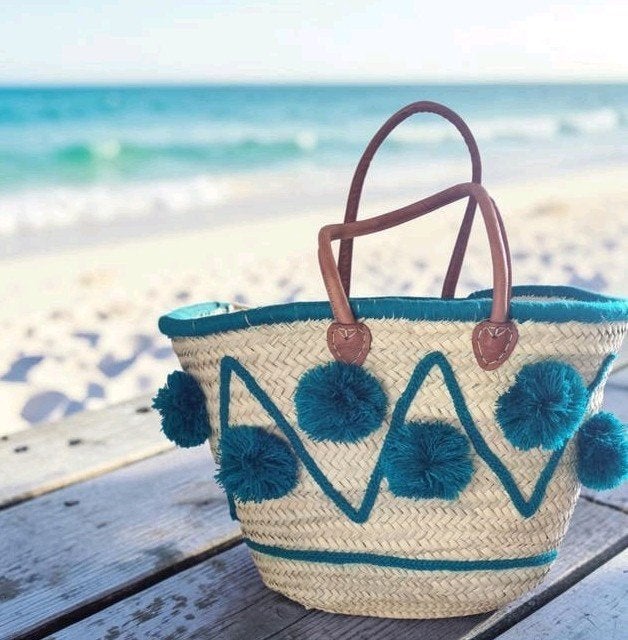 Strand tas, stro shopper met pompons en leren hengsels, Sieraden, Tassen en Uiterlijk, Tassen | Damestassen, Ophalen of Verzenden