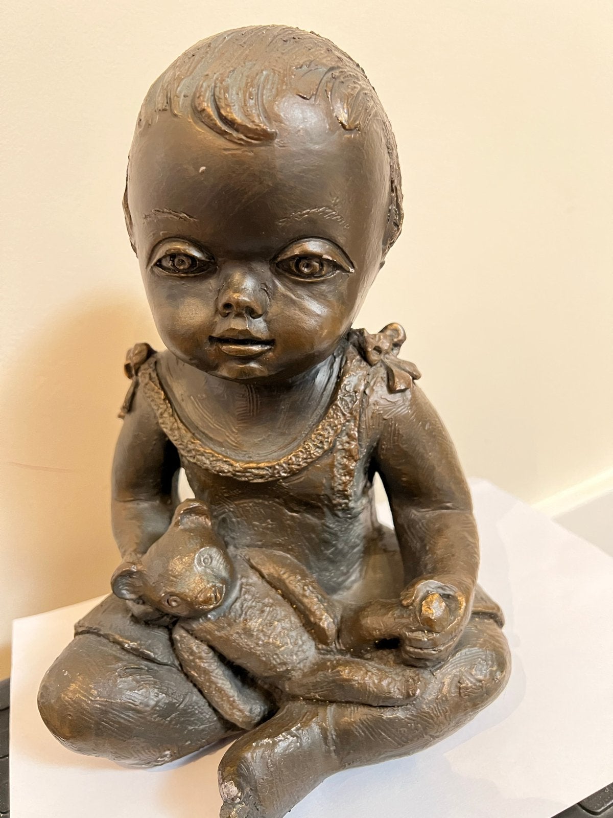 Bronzen Beeldje Baby met Knuffel - Vintage Decoratie, Ophalen, Overige onderwerpen, Minder dan 20 cm, Beeld