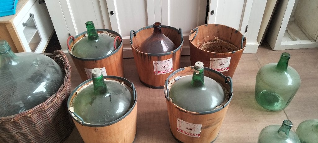 Grote collectie gistflessen/wijnflessen met rieten mand, Ophalen