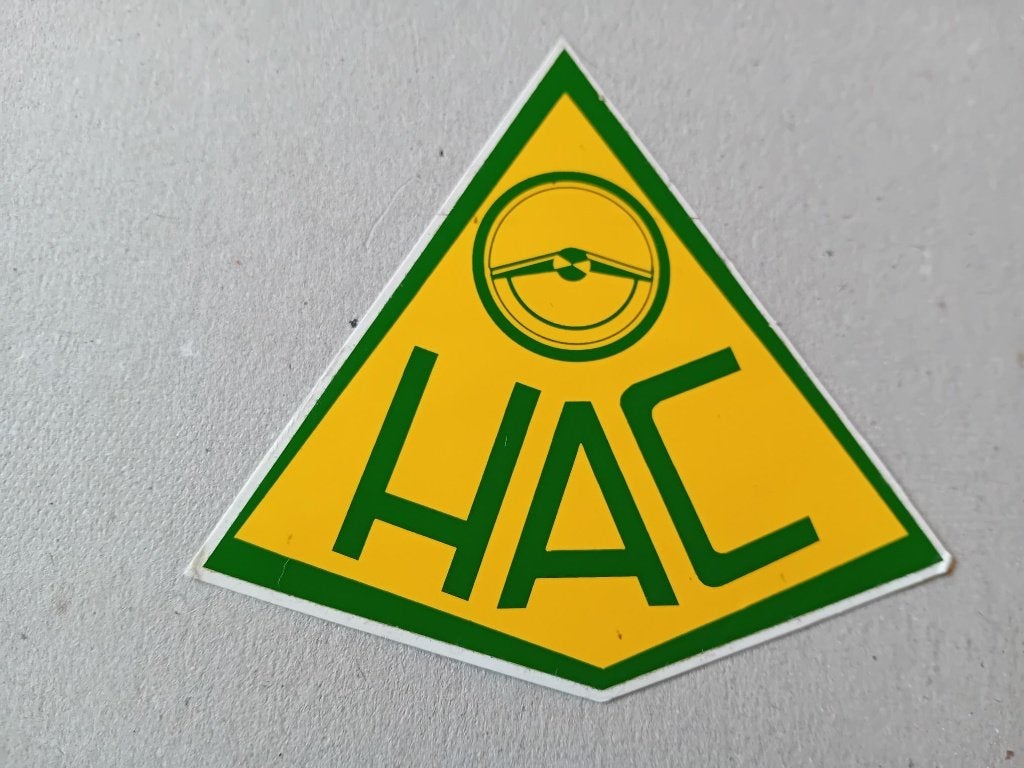 Haagse Automobiel Club sticker HAC 8x9cm, Verzamelen, Stickers, Ophalen of Verzenden, Zo goed als nieuw, Bedrijf of Vereniging