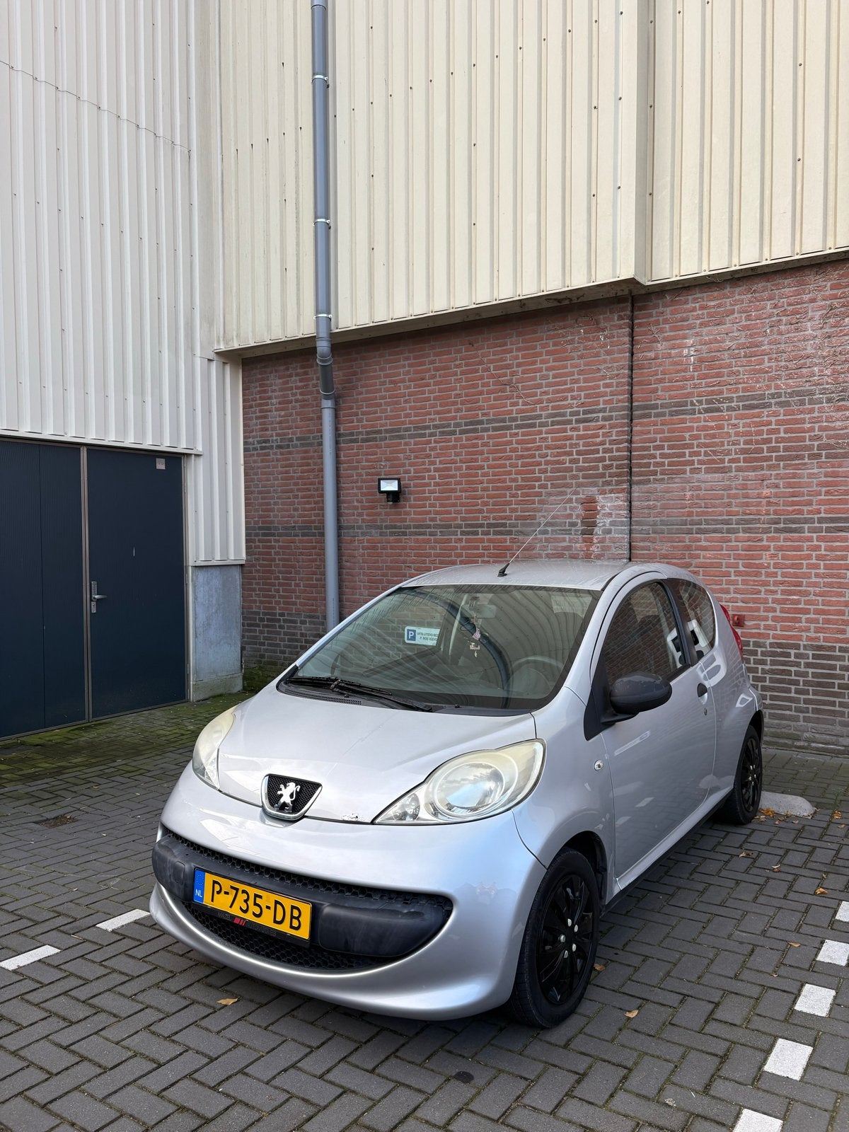 Peugeot 107 1.0 12V 3DR 2008 Grijs, Voorwielaandrijving, 4 stoelen, 68 pk, Handgeschakeld