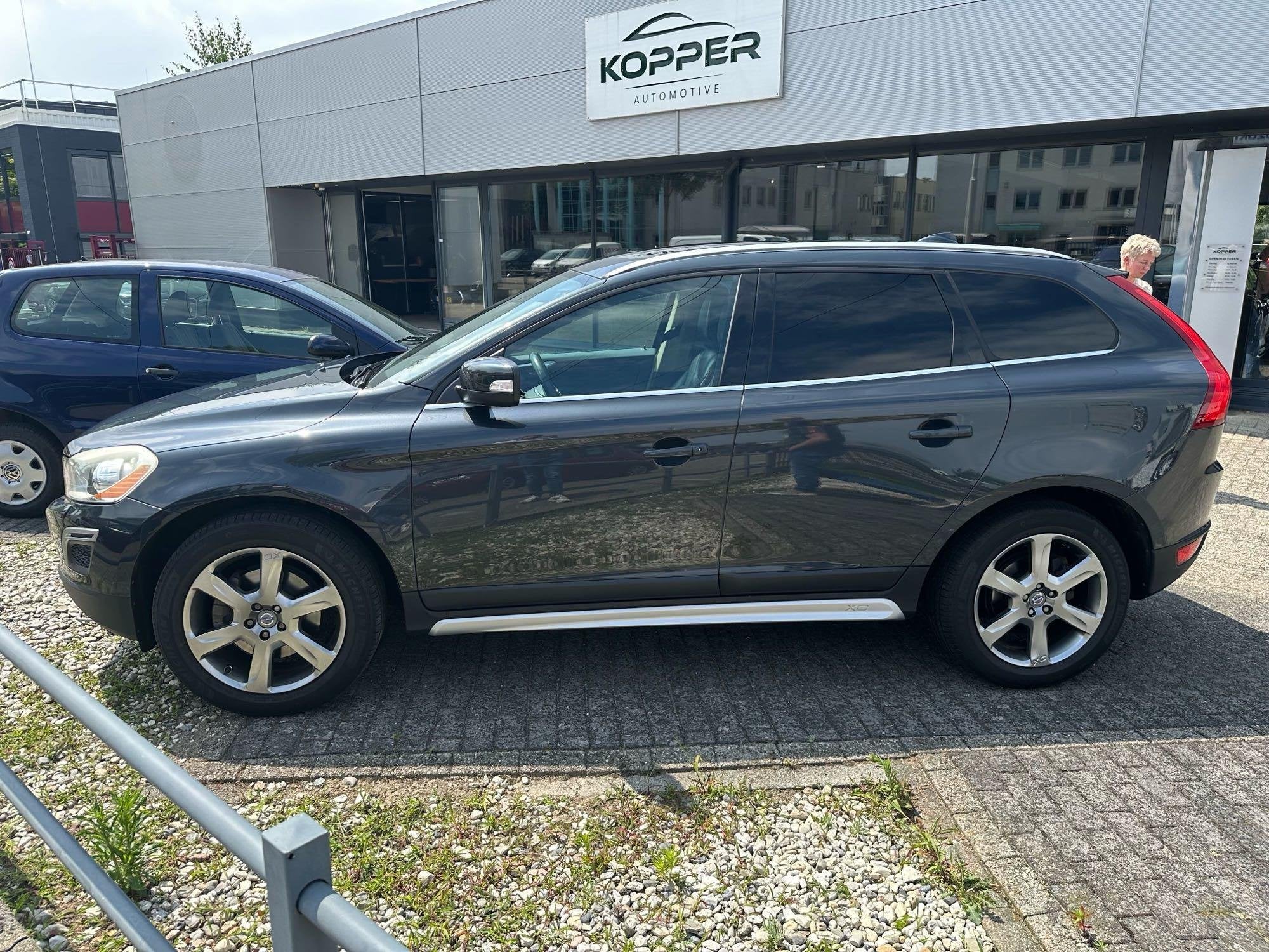 Volvo XC60 2.0 T5 R-Design / Pano / Trekhaak / Leder, Auto's, Volvo, Euro 5, Zwart, 4 cilinders, Bedrijf