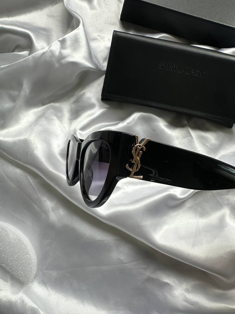 Saint Laurent Zonnebril met YSL-logo - Zo goed als nieuw, Sieraden, Tassen en Uiterlijk, Zonnebrillen en Brillen | Dames, Overige merken