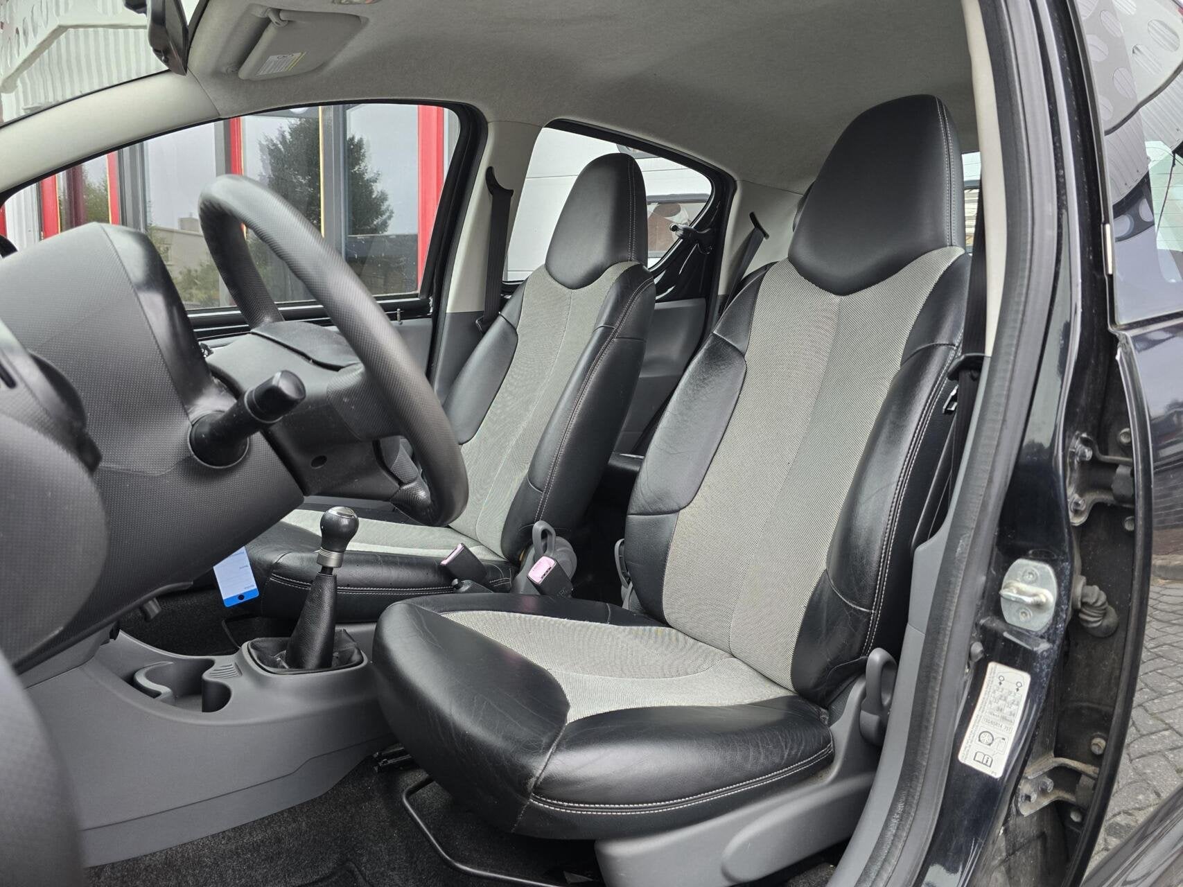 Toyota Aygo 1.0-12V Comfort Airco/Centr. Vergr/Half leer, Auto's, Voorwielaandrijving, Gebruikt, Zwart, 4 stoelen