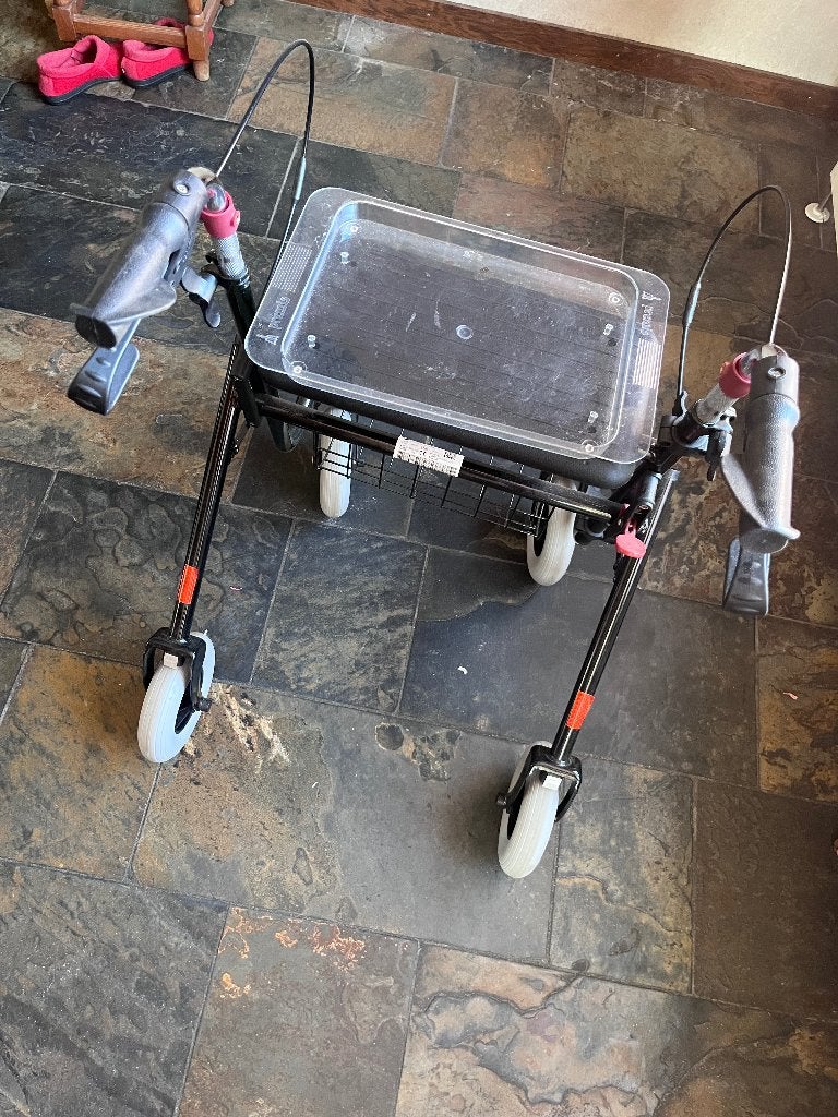 Nette Rollator met mandje en blad., Diversen, Rollators, Ophalen, Lichtgewicht, Zo goed als nieuw