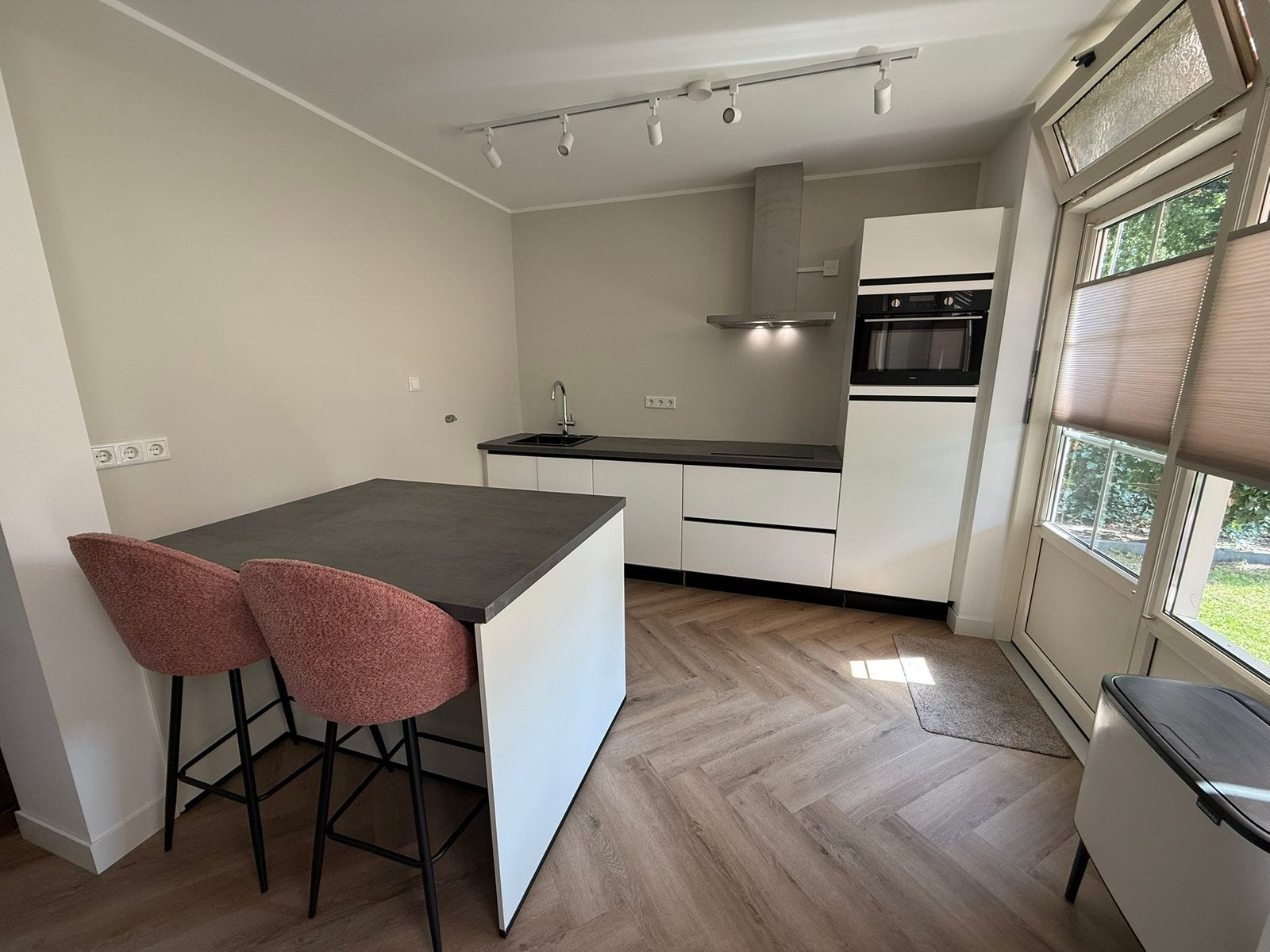 Nette witte keuken incl. apparatuur en kookeiland, Huis en Inrichting, Keuken | Complete keukens, Ophalen, Gebruikt, Wit, Enkelwandige keuken