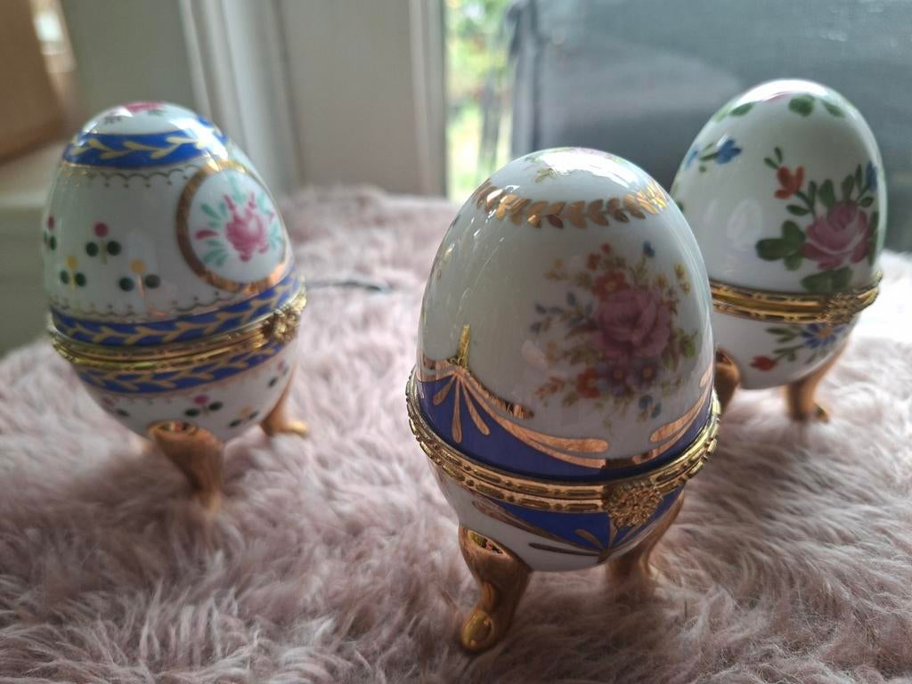 Set van 3 porseleinen eieren met bloemmotief, Ophalen of Verzenden