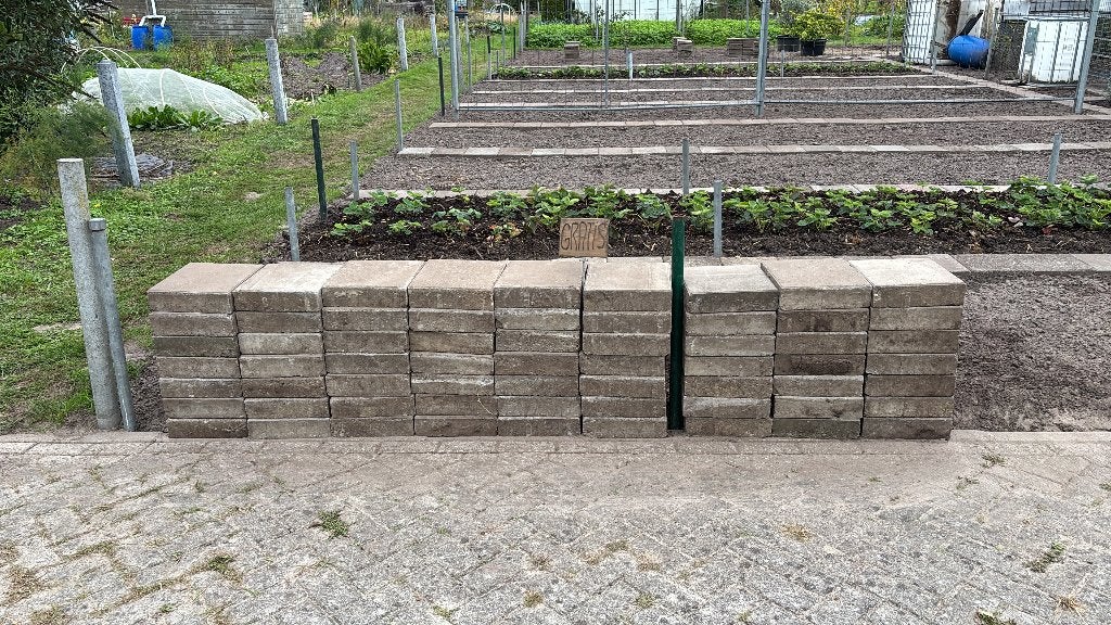 Gratis goed uitziende nette tegels 30x30 cm en 7 a 8 cm dik, Ophalen, Gebruikt, Beton, Terrastegels