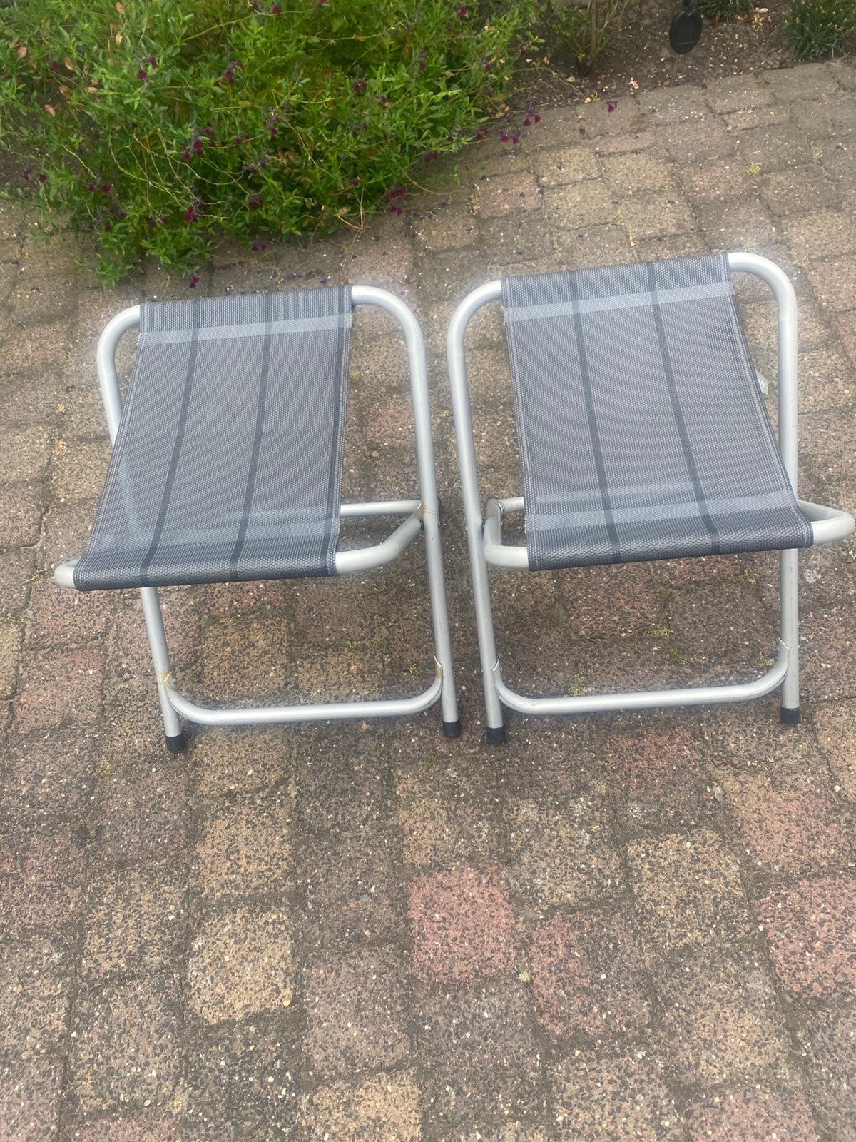 Twee opklaptafeltjes, Ophalen, Gebruikt, Campingmeubel-accessoire
