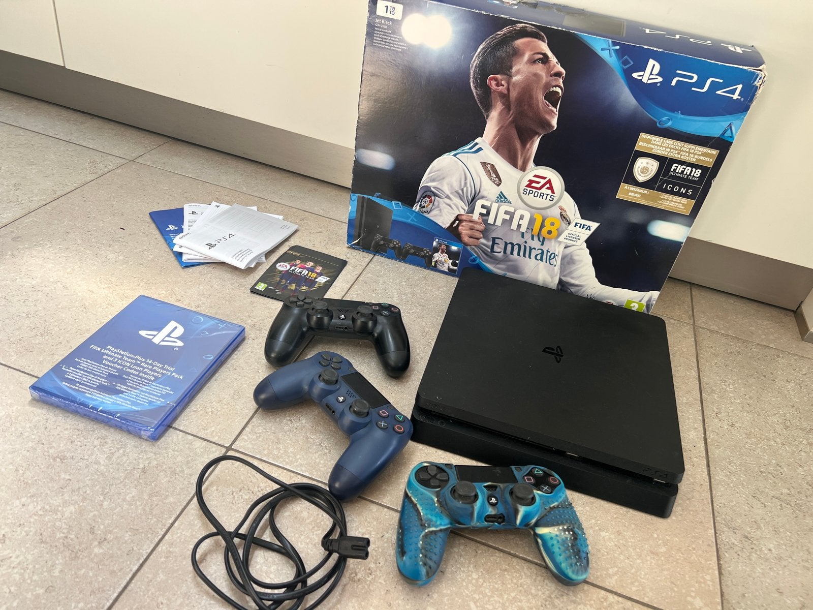PlayStation 4 Slim 1 TB met 3 controllers, Ophalen of Verzenden, 1 TB, Met 3 controllers of meer, Slim