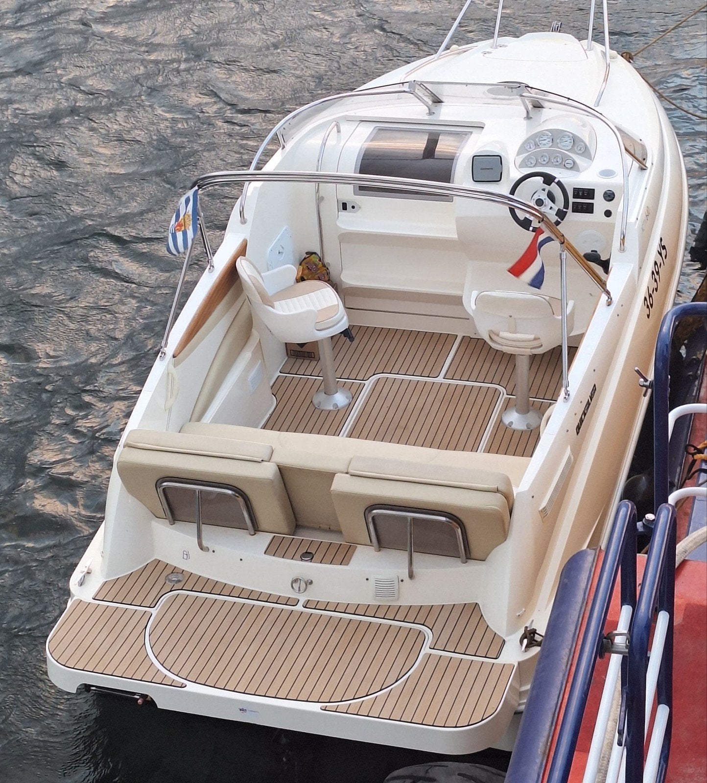 Quicksilver met zuinige 135pk Mercruiser en lage urenstand, Watersport en Boten, Motorboten en Motorjachten, Gebruikt, Polyester