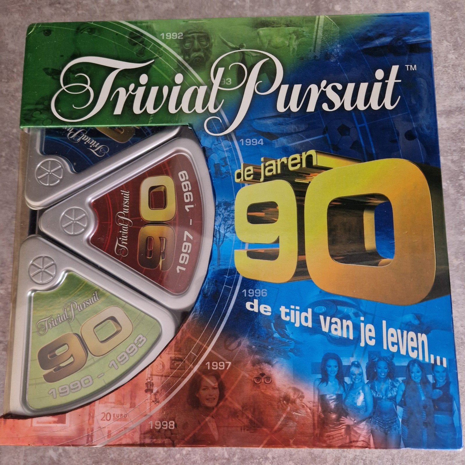 Trivial Pursuit De Jaren 90 - Compleet Bordspel, Hobby en Vrije tijd, Drie of vier spelers, Ophalen of Verzenden, Zo goed als nieuw