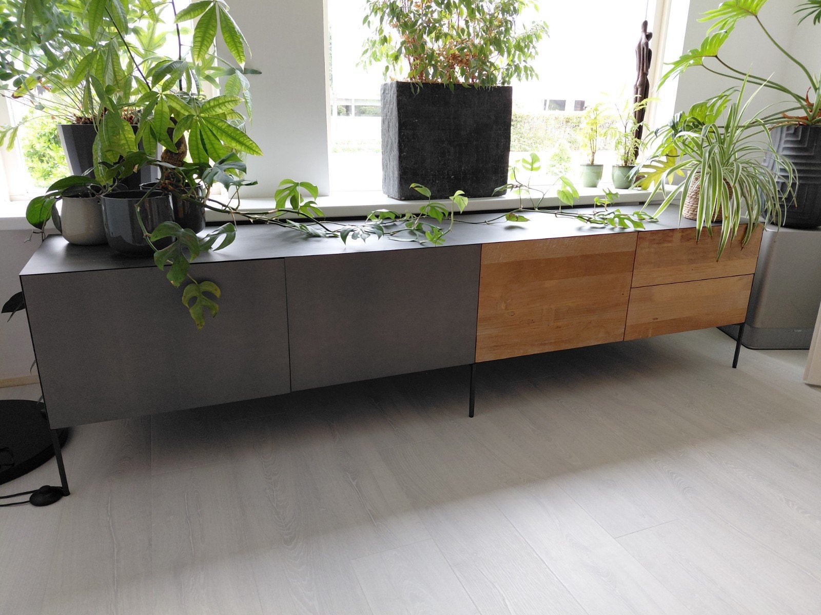 Modern TV meubel met lades en kastruimte., Zo goed als nieuw, 200 cm of meer, Modern industrieel, 25 tot 50 cm