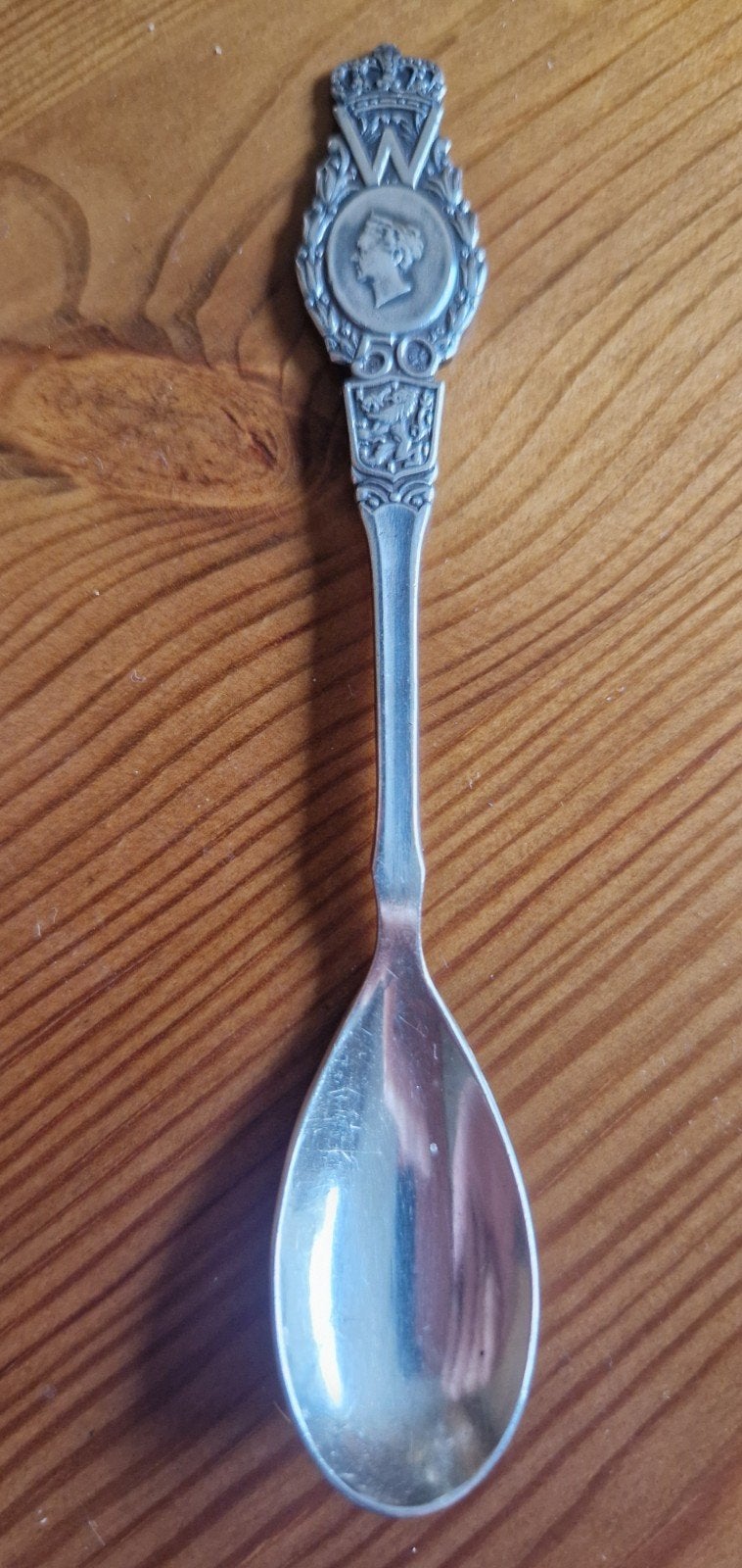 Lepeltje van Wilhelmina, Verzamelen, Ophalen of Verzenden, Gebruikt, Nederland, Speld(je) of Lepel(tje)