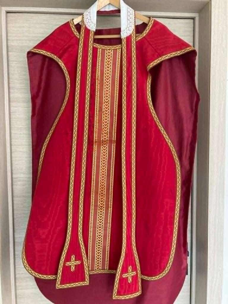 Rode neogotische kazuifel met stola, Ophalen of Verzenden
