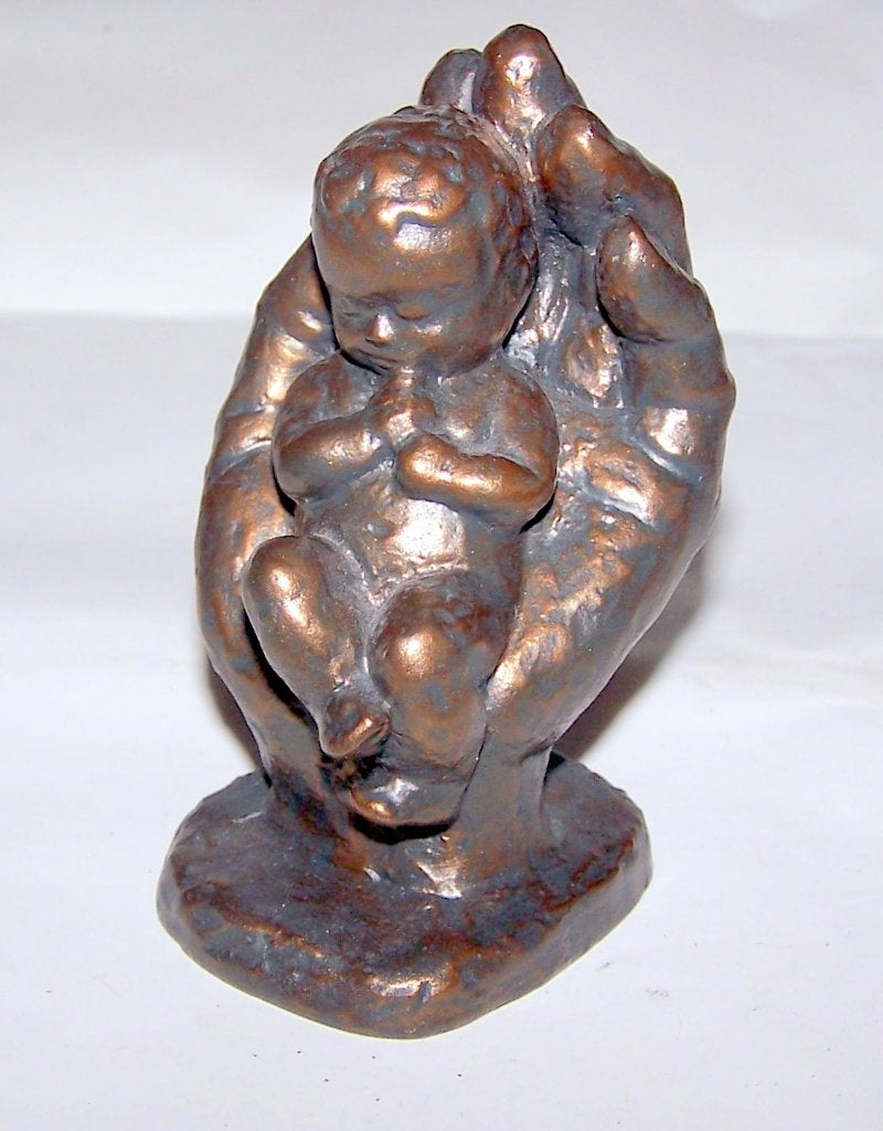 Sculptuur Baby op hand- Geert Kunen. Nieuwstaat., Minder dan 20 cm, Handgemaakt, Ophalen of Verzenden, Scène
