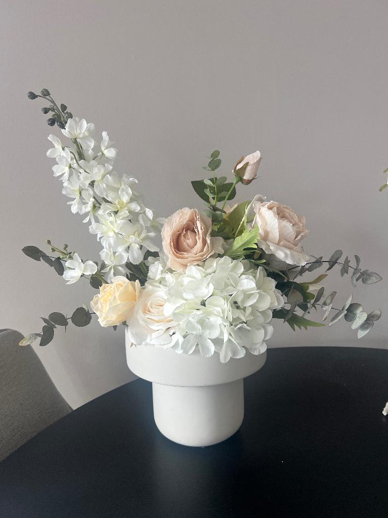 Vaas met kunstbloemen, Huis en Inrichting, Woonaccessoires | Kunstplanten en Kunstbloemen, Ophalen, Zo goed als nieuw, Beige, Binnen
