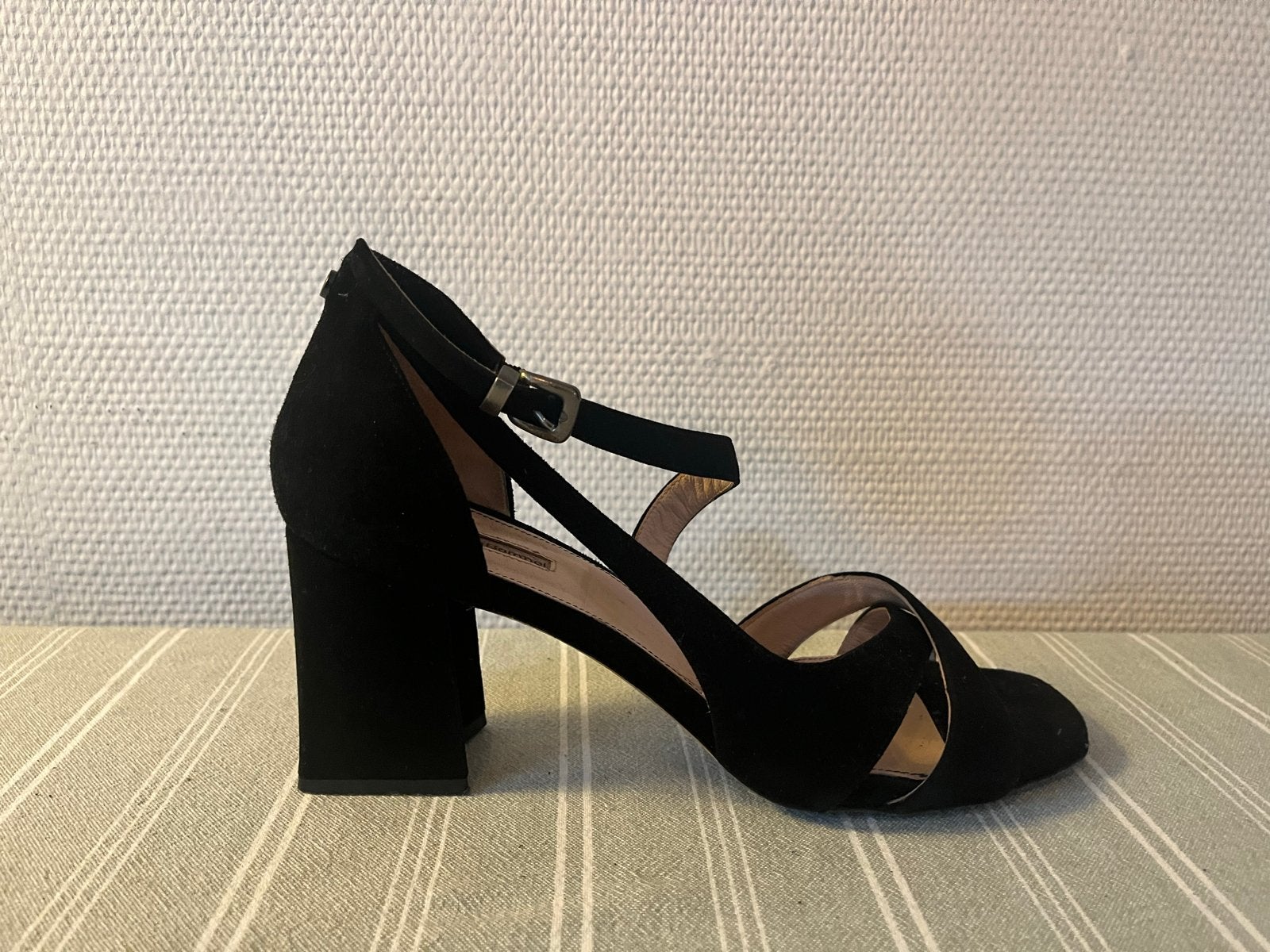 Floris van Bommel zwarte suède sandalen maat 40, Kleding | Dames, Schoenen, Ophalen of Verzenden, Zo goed als nieuw, Zwart, Sandalen of Muiltjes