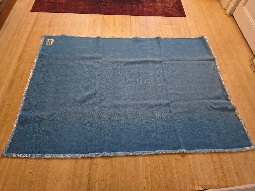 Blauwe 100% wollen deken, Ophalen