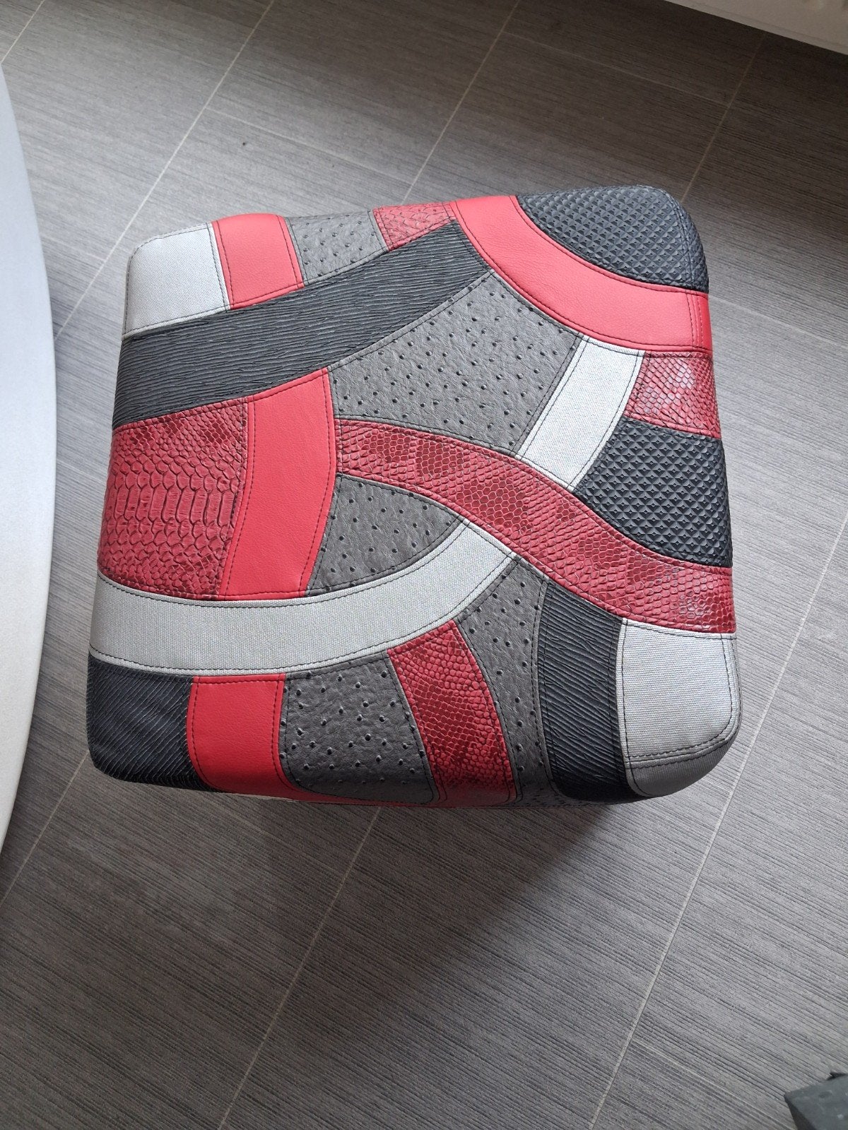 Unieke poef met patchwork design - Rood, zwart, grijs en wit, Ophalen, Modern, Patchwork, Eclectisch, Leer, Zo goed als nieuw