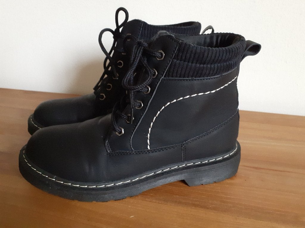 Dames Schoenen. Half hoog. Mt 39, Zwart, Lage of Enkellaarzen, Ophalen of Verzenden, Zo goed als nieuw