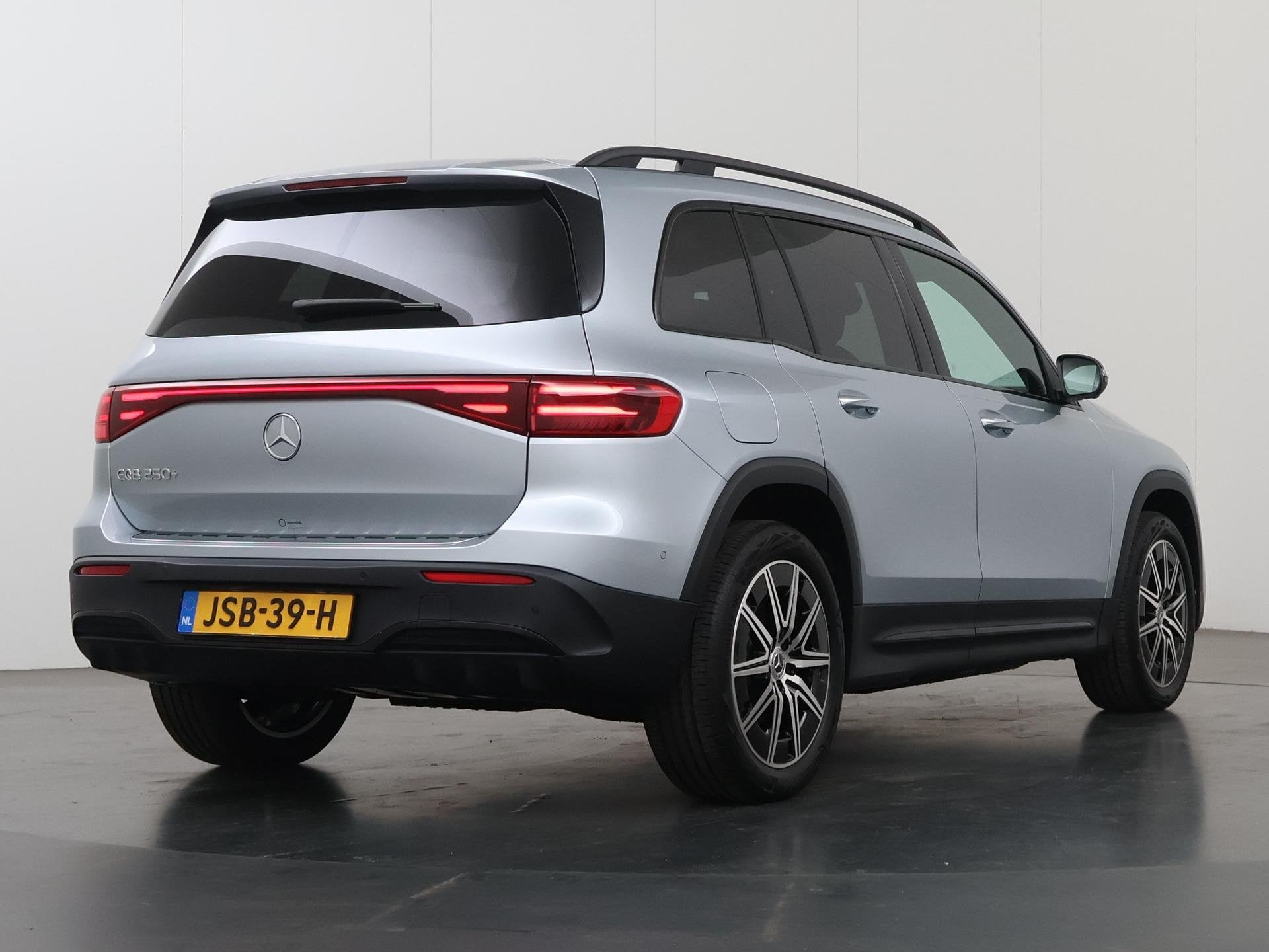 Mercedes-Benz EQB 250+ Business Solution AMG 71 kWh | Panora, Auto's, Mercedes-Benz, 2005 kg, 445 min, Origineel Nederlands, Automatische klimaatregeling