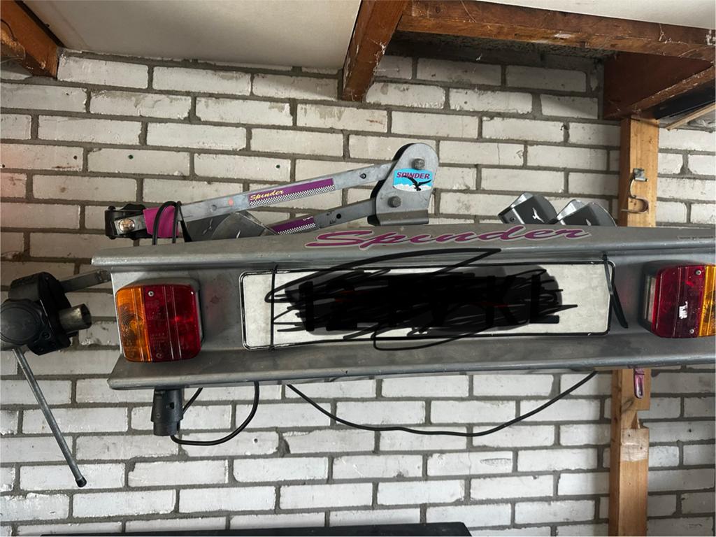 Kantelbare fietsendrager met muurbevestiging, Ophalen, 2 fietsen, Gebruikt, Trekhaakdrager