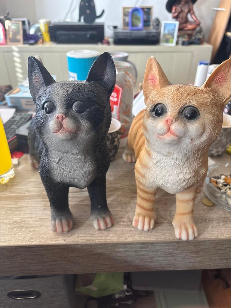 Twee katten beeldjes, zwart en oranje, Verzamelen, Beelden en Beeldjes, Ophalen, Gebruikt, Dier