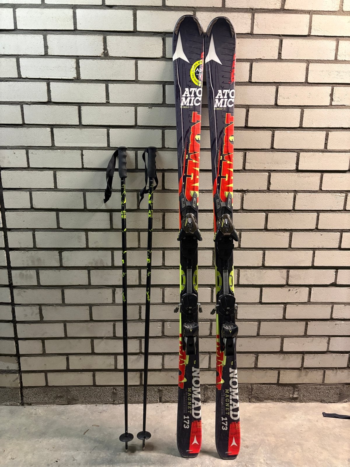 Complete ski-uitrusting: Atomic ski's, Head schoenen, helm,, Ophalen, 160 tot 180 cm, Gebruikt, Atomic