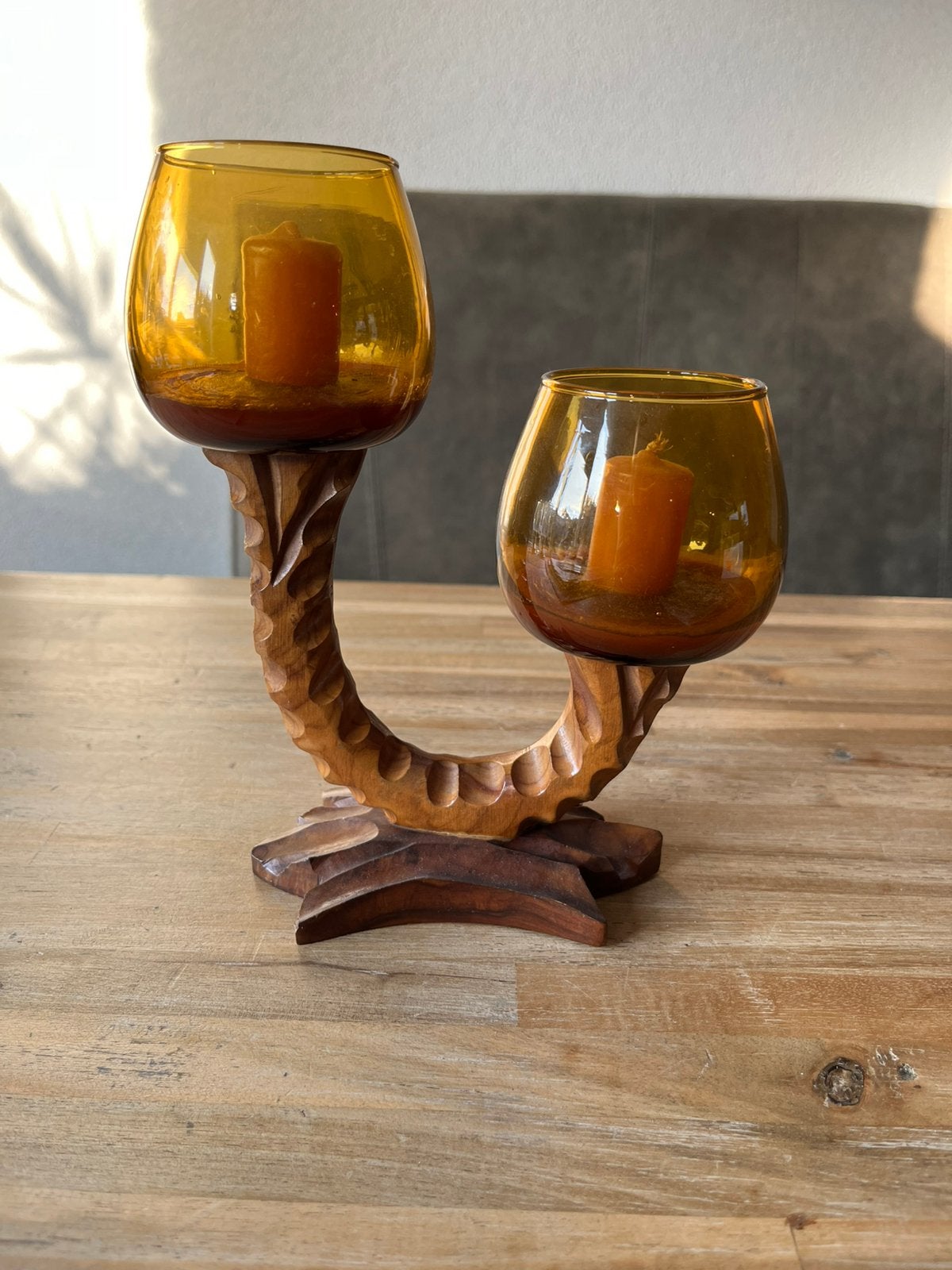 Vintage dubbele amberkleurige glas en houten kandelaar, Ophalen of Verzenden, Bruin, Glas, Kandelaar