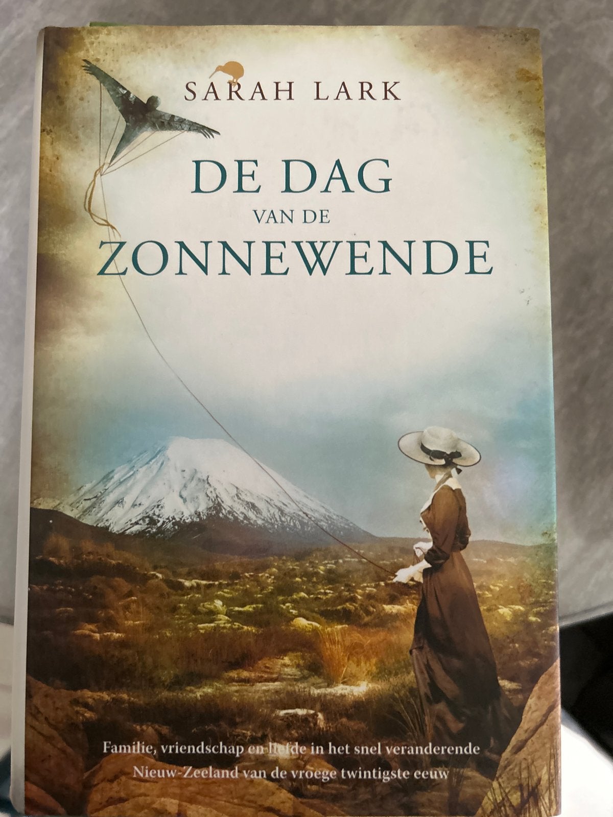 De Dag van de Zonnewende - Sarah Lark, Ophalen of Verzenden, Nieuw, Europa overig