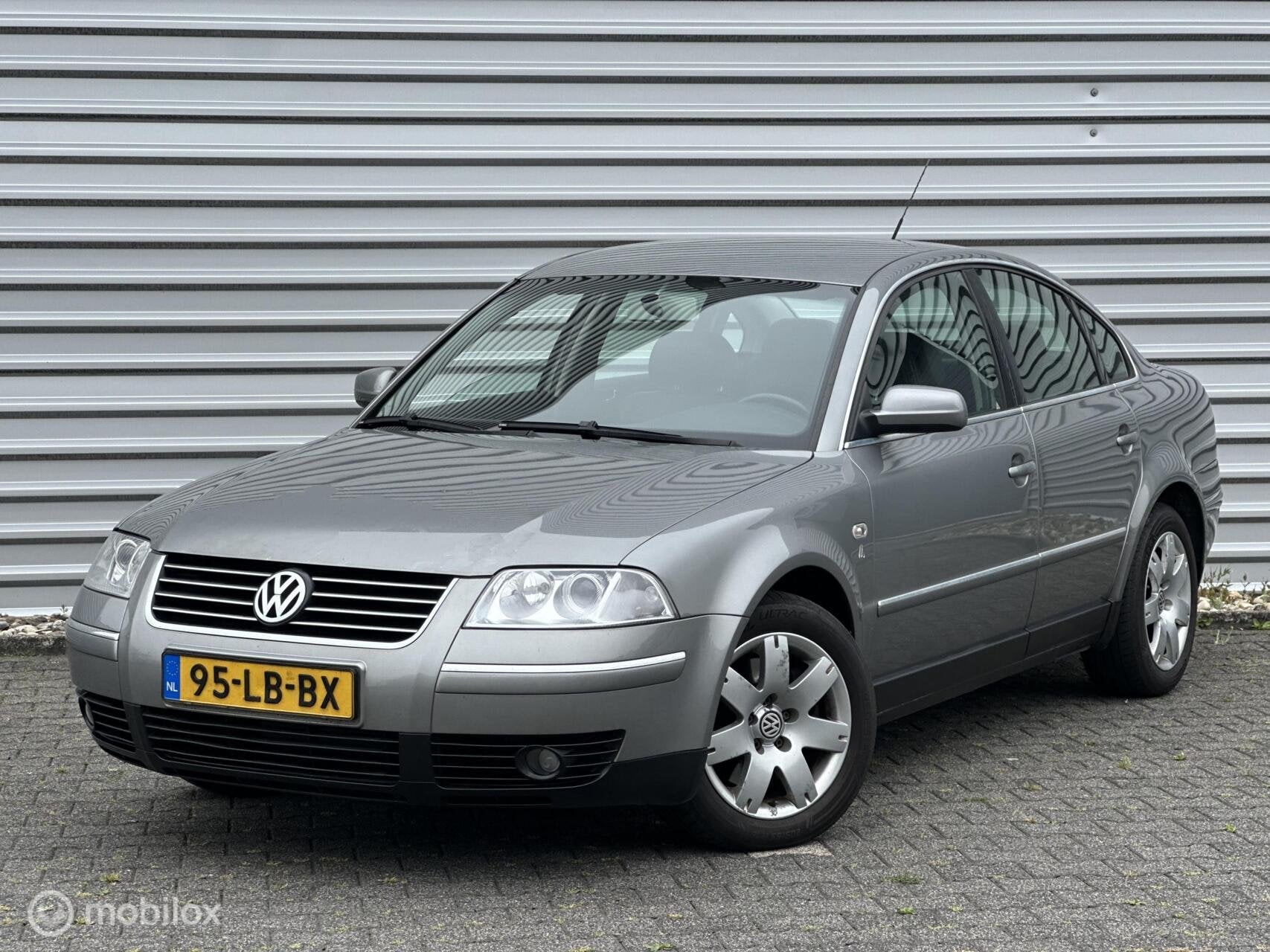 Volkswagen Passat 2.3 V5 Highline| Stoelverwarming |, Auto's, Voorwielaandrijving, Gebruikt, 700 kg, Automatische klimaatregeling