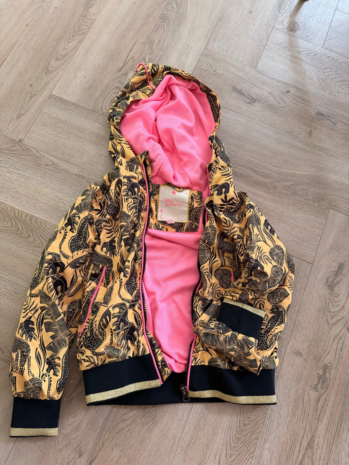 Stoere jas met panterprint en roze voering, maat 128-134, Ophalen, Zo goed als nieuw, Meisje, Jas