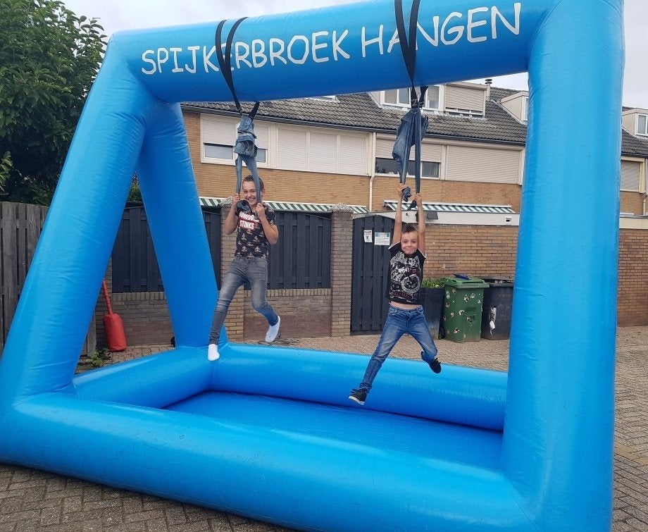 spijkerbroek hangen vlegel klepel attractie zeskamp huren te, Hobby en Vrije tijd, Feestartikelen | Verhuur, Ophalen of Verzenden