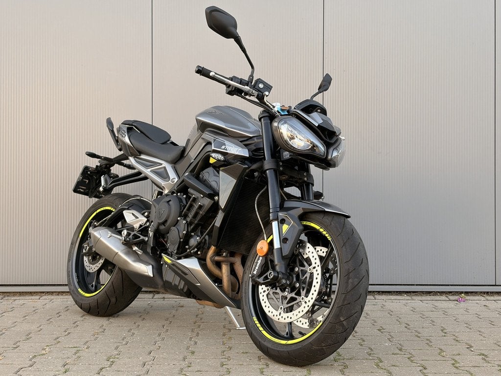 2023 Triumph Street Triple 765 R 118pk ABS - 2.849 km - Quic, Nijkamp & Ooteman Motoren, 765 cc, Meer dan 35 kW, Eckertstraat 56
8263CB  KAMPEN, NL