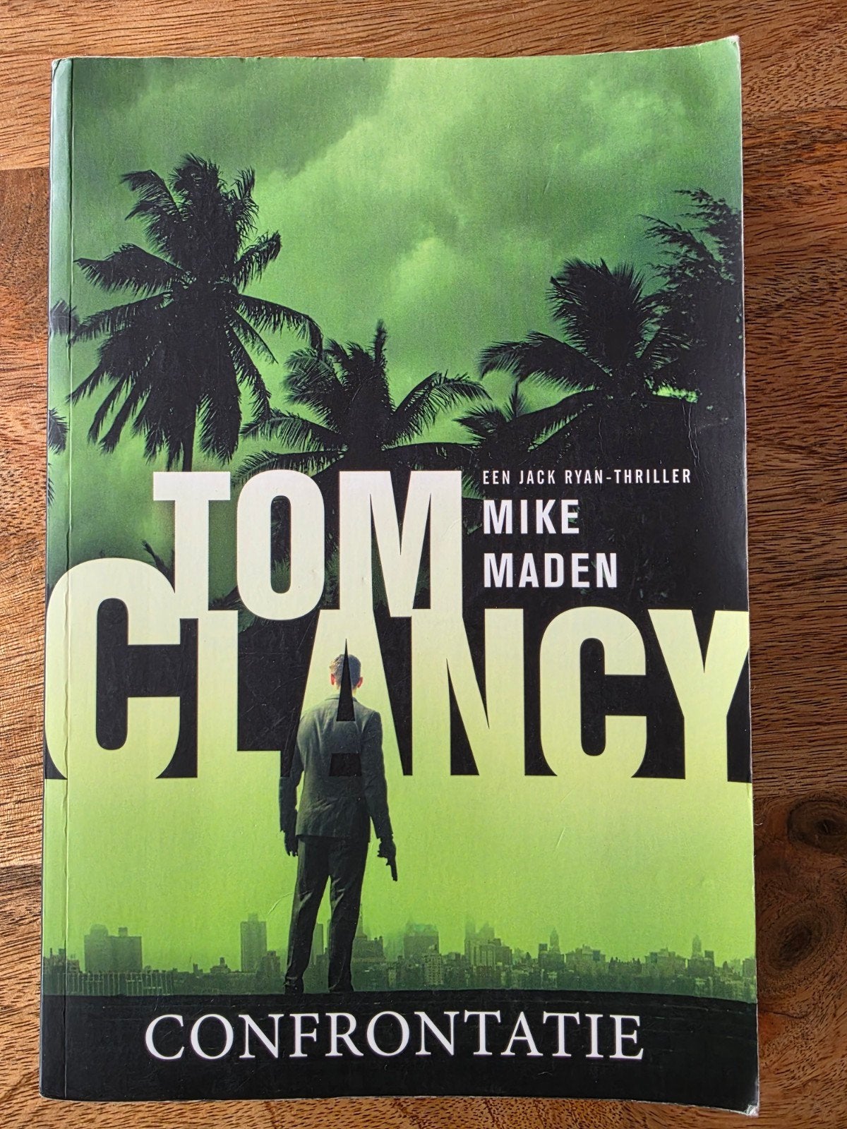 Tom Clancy Confrontatie - Een Jack Ryan-thriller, Boeken, Ophalen of Verzenden, Gelezen, Tom Clancy, Mike Maden, Nederland