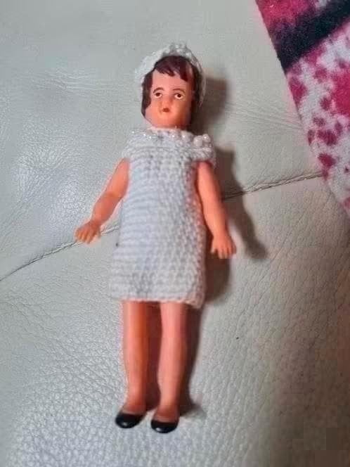Ari popje 11 cm in gehaakt jurkje, Verzamelen, Ophalen of Verzenden
