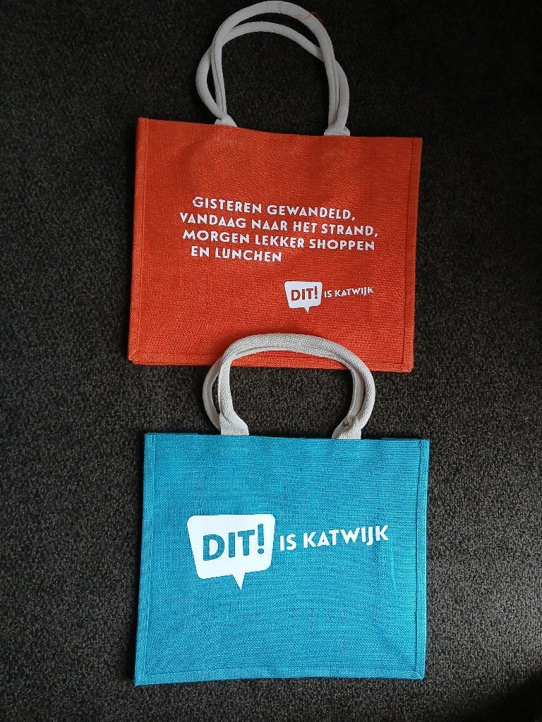 Twee leuke (boodschappen-) tassen met o.a. Katwijk erop., Verzamelen, Ophalen of Verzenden, Nieuw, Verpakking
