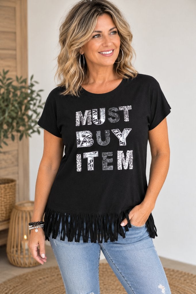 Zwart T-shirt met franjes en 'MUST BUY ITEM' maat L, Kleding | Dames, Zwart, Maat 42/44 (L), Ophalen of Verzenden, Zo goed als nieuw