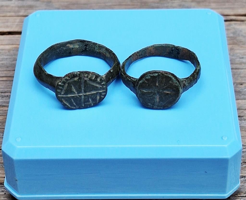 2 Bronzen Zegelringen uit de 13e Eeuw, Antiek en Kunst, Ophalen of Verzenden