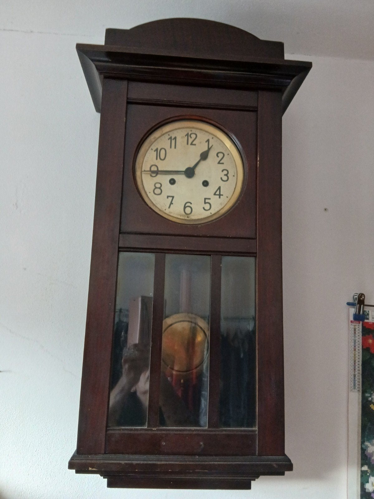 Antieke houten wandklok met slinger en sleutel, Antiek en Kunst, Antiek | Klokken, Ophalen of Verzenden