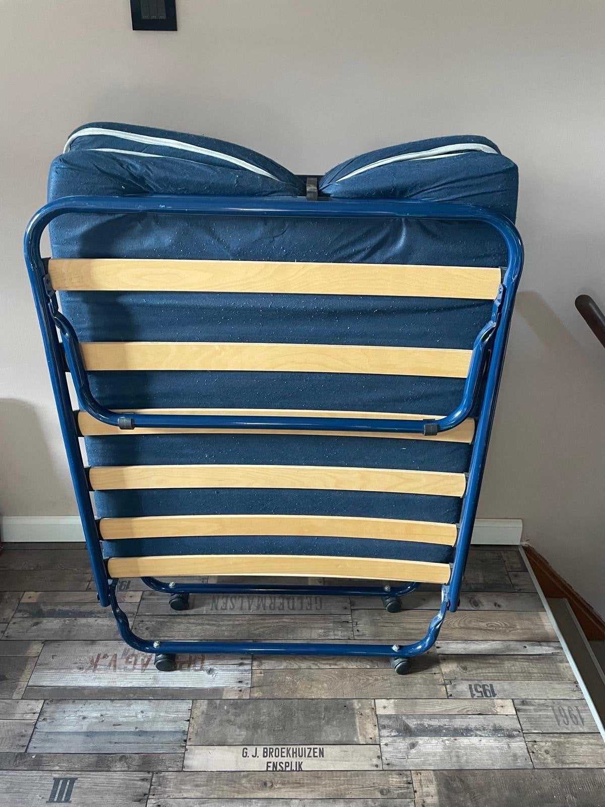 Praktisch opklapbed met lattenbodem en matras, Huis en Inrichting, Slaapkamer | Bedden, Ophalen, Gebruikt, Eenpersoons, Blauw