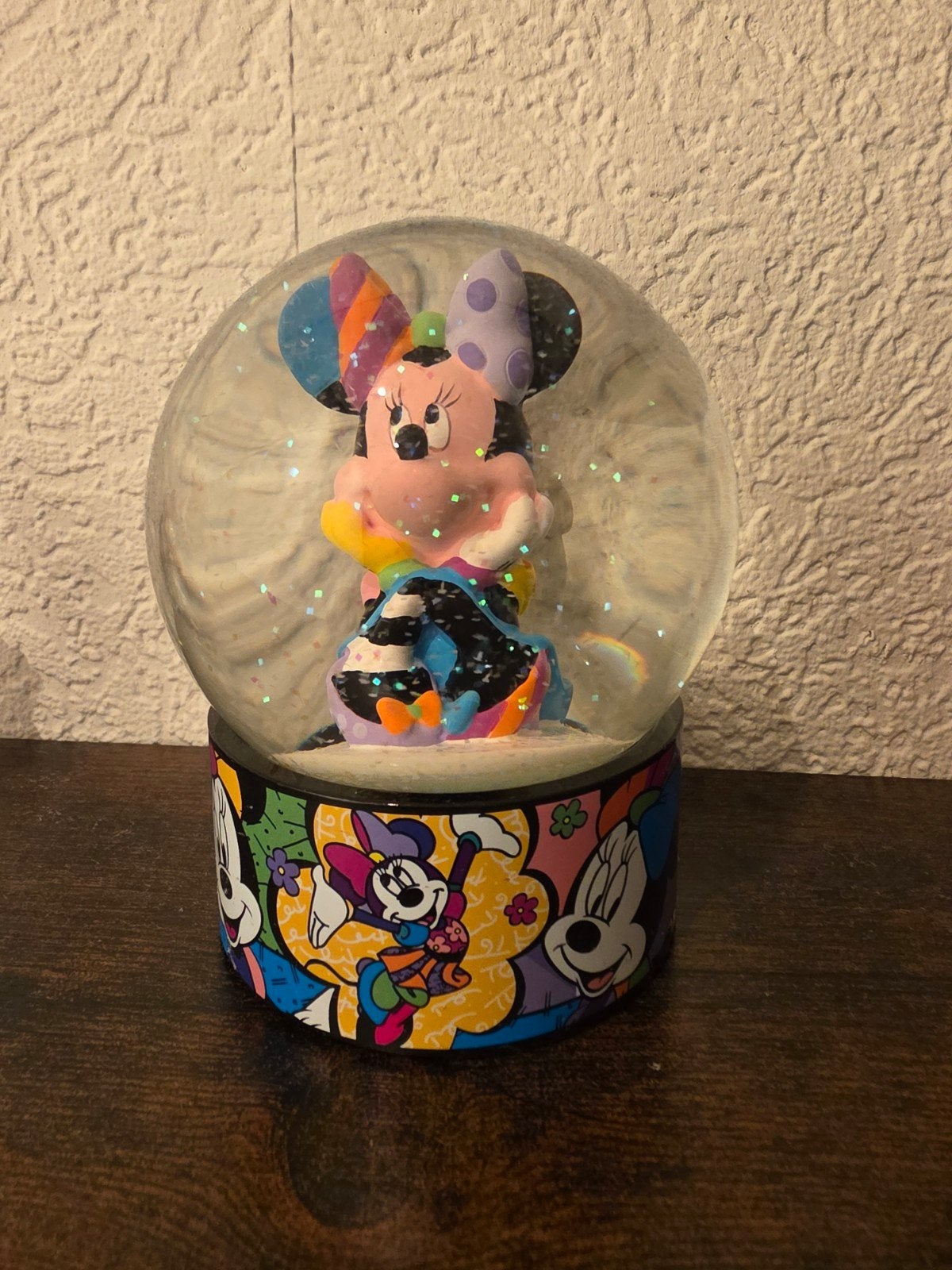 Minnie Mouse sneeuwbol met glitter en kleurrijke basis, Ophalen of Verzenden, Mickey Mouse, Gebruikt, Beeldje of Figuurtje