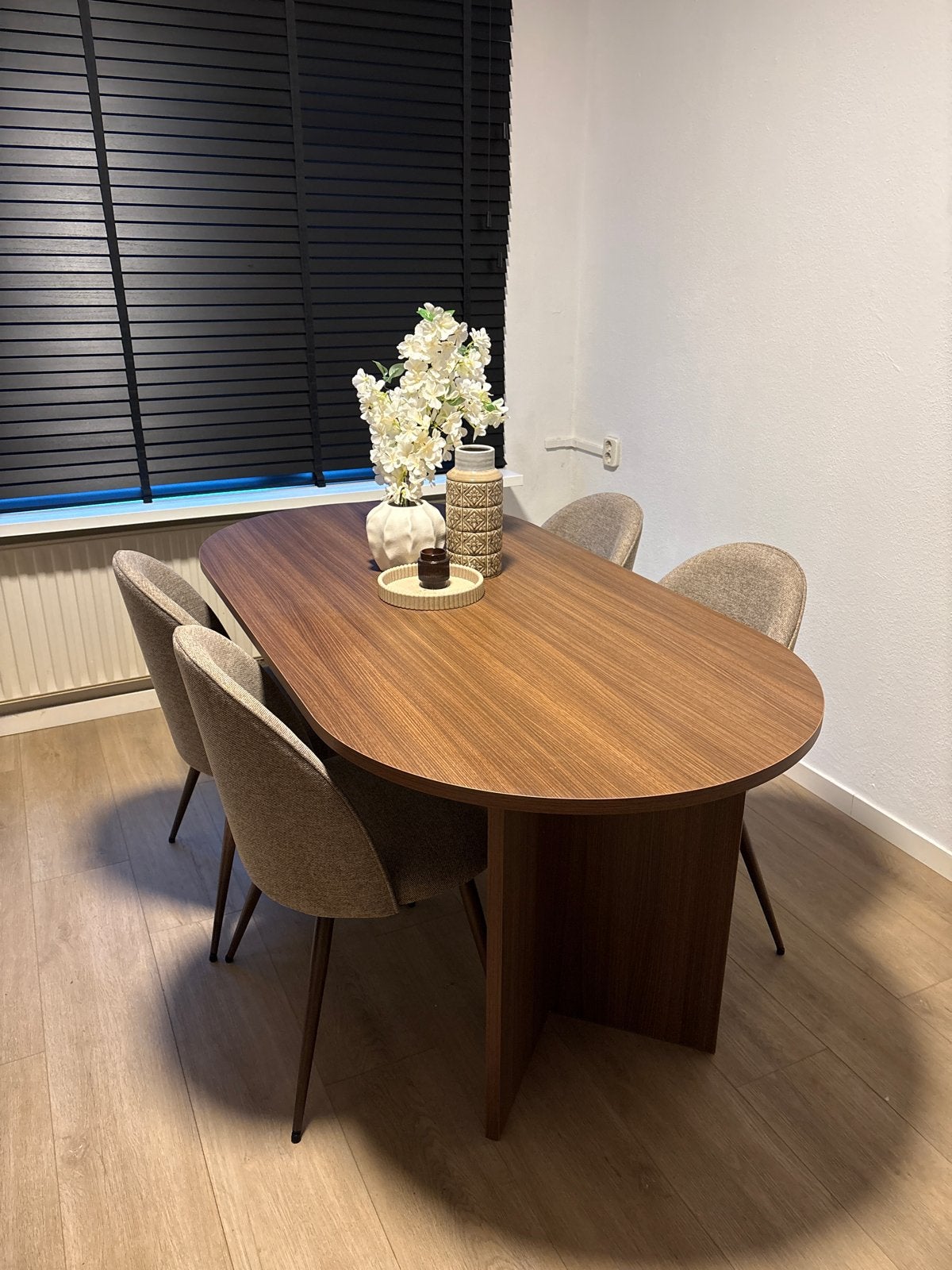 Stijlvolle ovale eettafel met 4 stoelen, Ophalen, 50 tot 100 cm, Zo goed als nieuw, 150 tot 200 cm