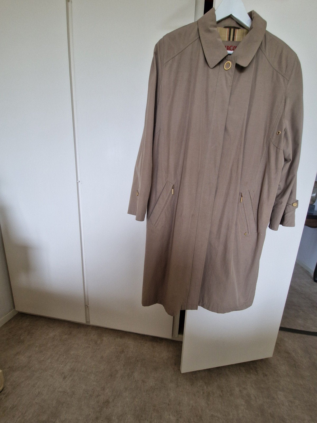 Stijlvolle Marcona Trenchcoat - Maat M, Kleding | Dames, Jassen | Zomer, Maat 38/40 (M), Beige, Ophalen of Verzenden, Zo goed als nieuw