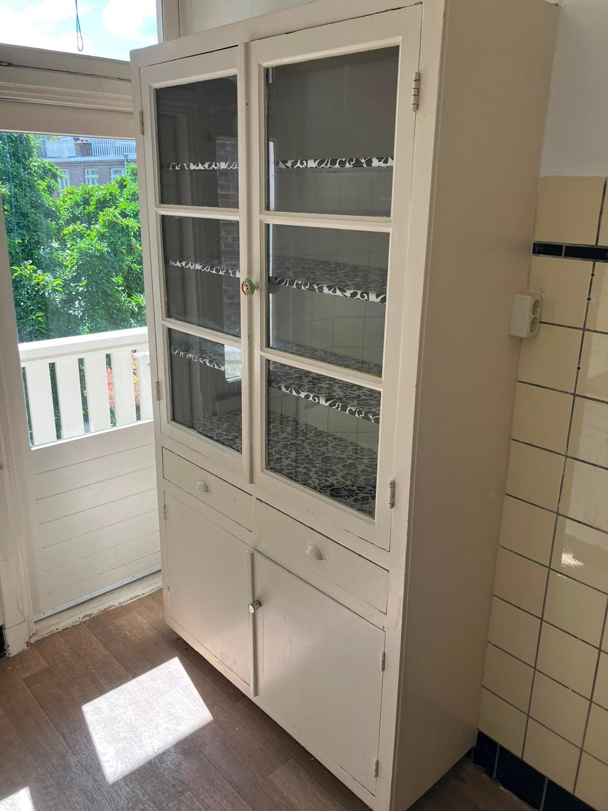 Oude stijl keukenkast met glazen deuren, Ophalen