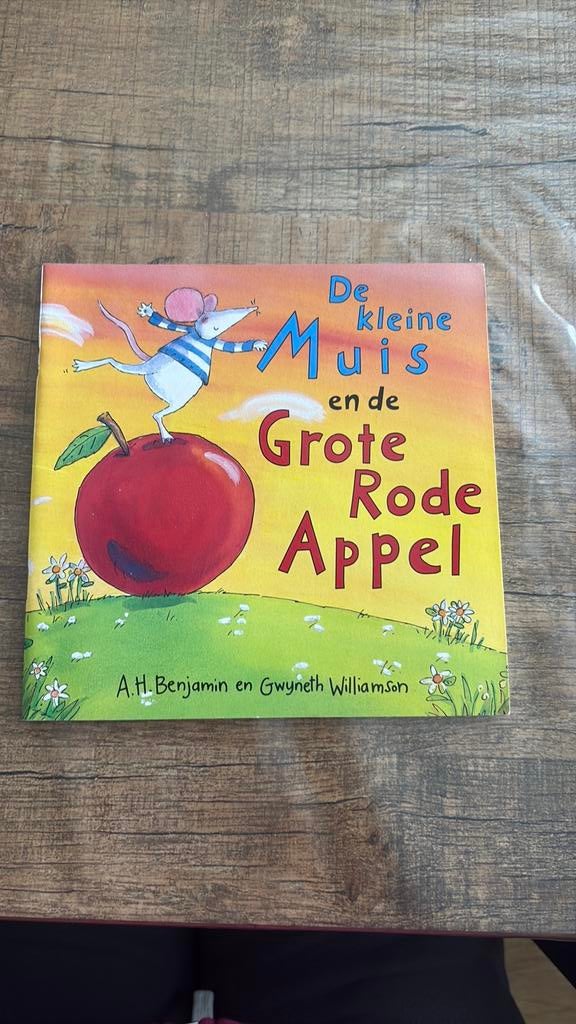 De kleine muis en de grote rode appel, Boeken, Ophalen of Verzenden, Zo goed als nieuw, 3 tot 4 jaar